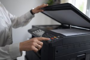 Bild von einem Drucker zum Aufkleber drucken.