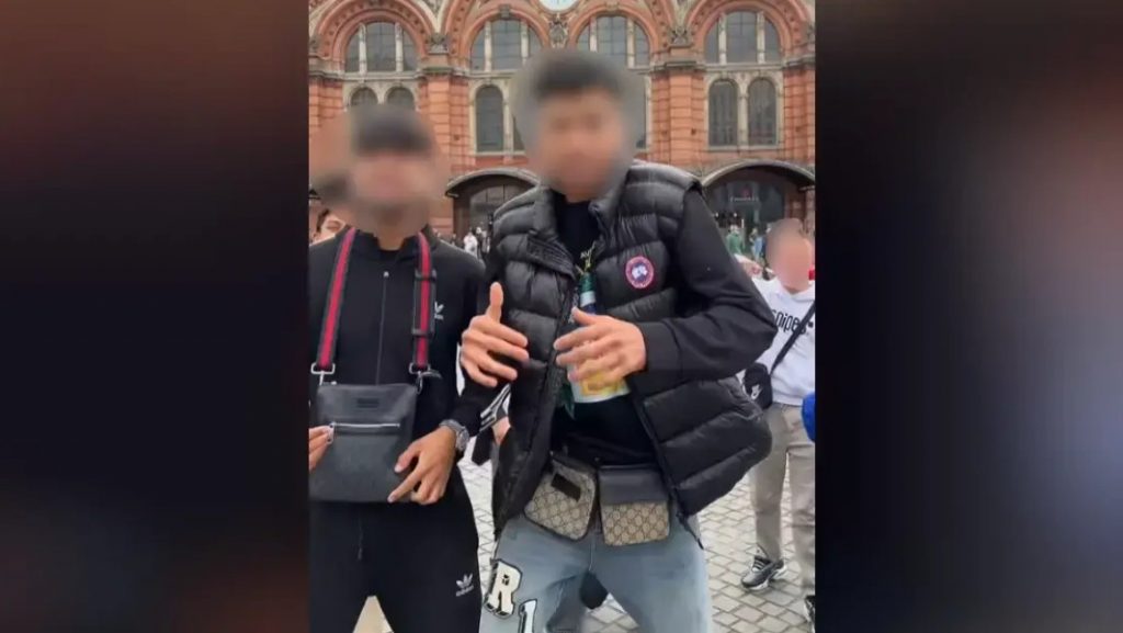 Zwei junge Männer im typischen Talahon-Stil, gekleidet in Marken-Bauchtaschen und Streetwear, symbolisieren die aktuelle Jugendkultur auf TikTok.