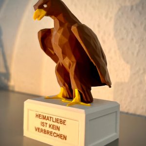 3D-gedruckte Adlerstatue mit personalisierbarem Sockel, Inschrift 'Heimatliebe ist kein Verbrechen', ideal als patriotische Dekoration für Schreibtisch oder Regal