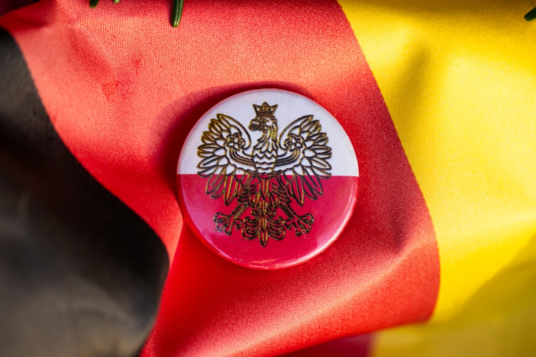 Deutschland-Aufkleber auf einer Autostoßstange als sichtbares patriotisches Statement
