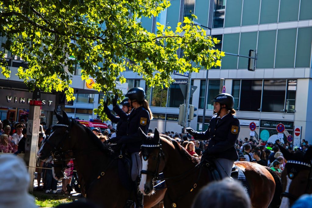 Polizeikette sichert den Zugang zu einer politischen Veranstaltung gegen eine Blockade