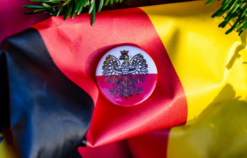 Patriotischer Deutschland-Aufkleber als Symbol für Haltung im Kontext der Debatte um Sozialbetrug