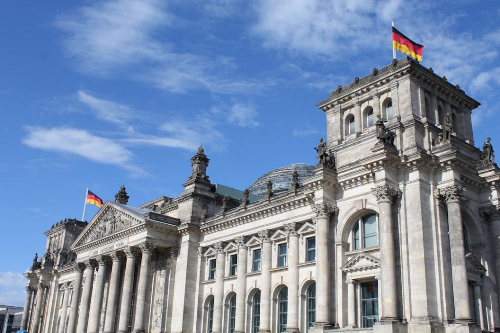 Euro-Geldscheine vor einem Regierungsgebäude als Symbol für staatlich finanzierte Kampagnen