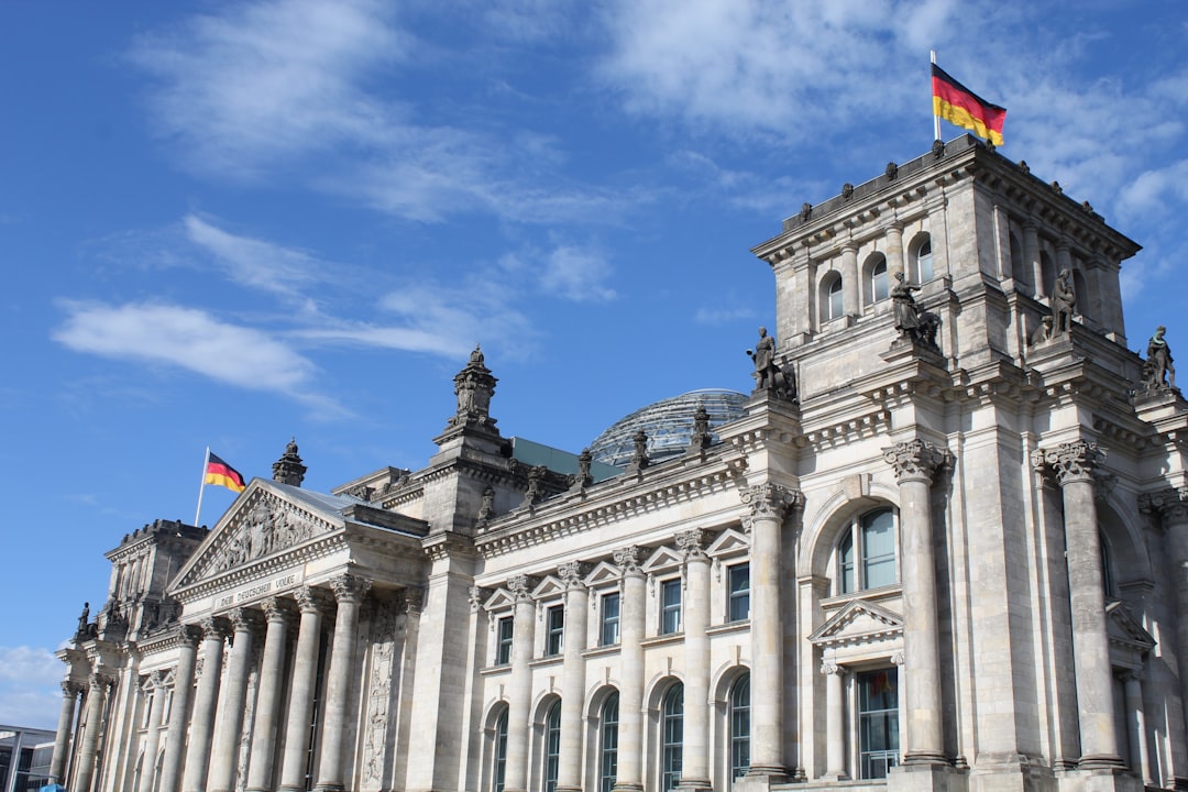 Euro-Geldscheine vor einem Regierungsgebäude als Symbol für staatlich finanzierte Kampagnen