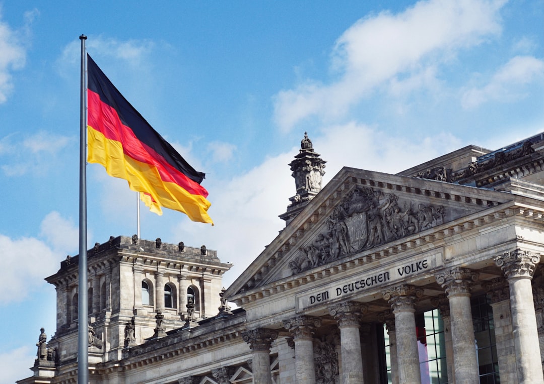 Fußballstadion in Schwarz-Rot-Gold als Sinnbild für die WM Ablenkung im Bundestag