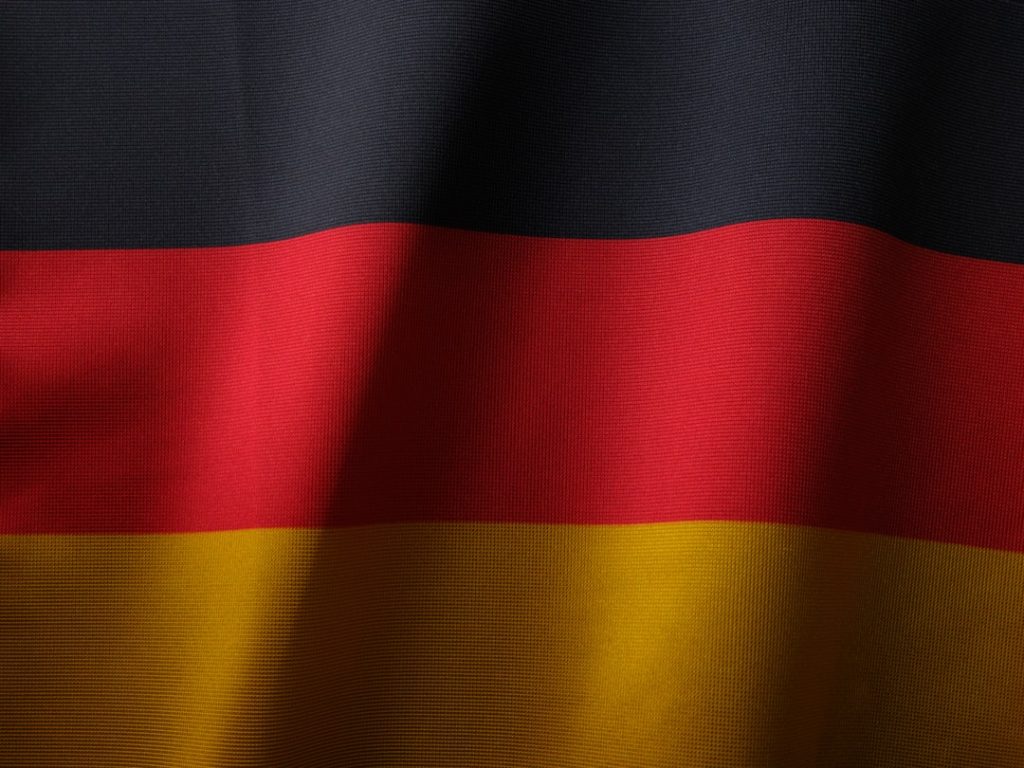 Deutschland-Aufkleber am Heck eines Autos als sichtbares Zeichen patriotischer Haltung