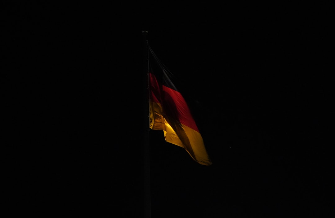 Stoff in Schwarz-Rot-Gold als Symbol für ein Deutschlandtrikot