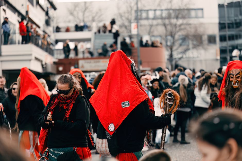 Umzug in traditioneller deutscher Tracht mit Fahnen und Blaskapelle