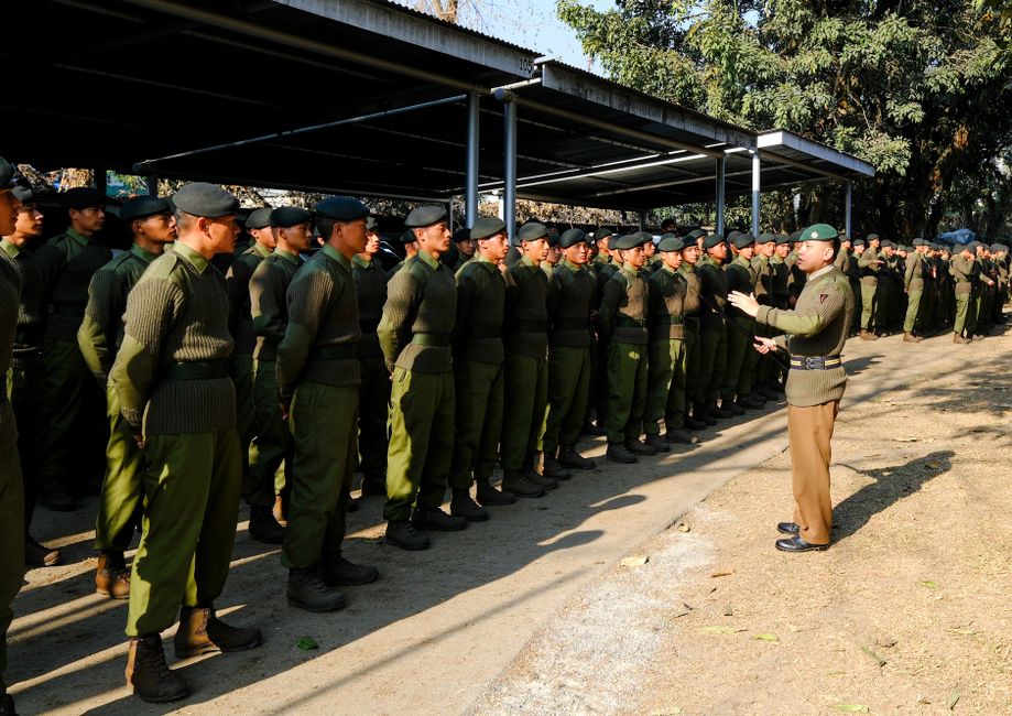 Soldaten in Flecktarnuniform stehen in Formation auf einem Kasernenhof