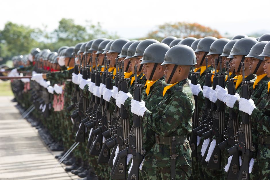 Soldaten in Uniform marschieren in Formation bei einer militärischen Übung