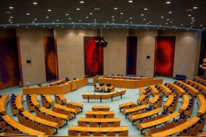 Leerer Plenarsaal eines deutschen Landtags mit Sitzreihen und Rednerpult