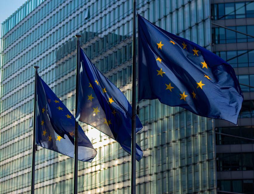 Das Berlaymont-Gebäude der Europäischen Kommission in Brüssel mit EU-Flaggen davor