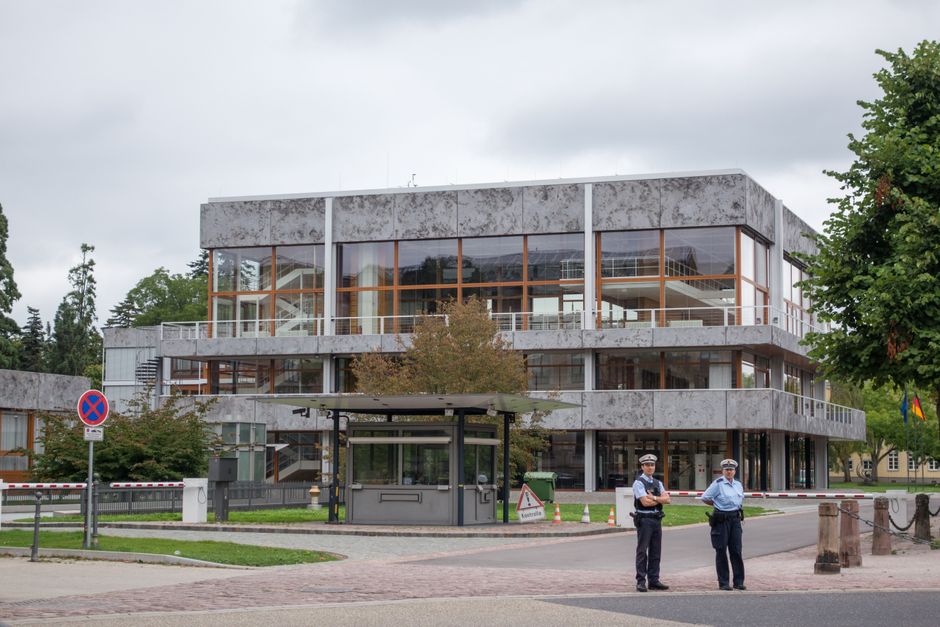 Grenzübergang mit Kontrollstelle, Polizeifahrzeug und Hinweisschild an einer deutschen Landgrenze