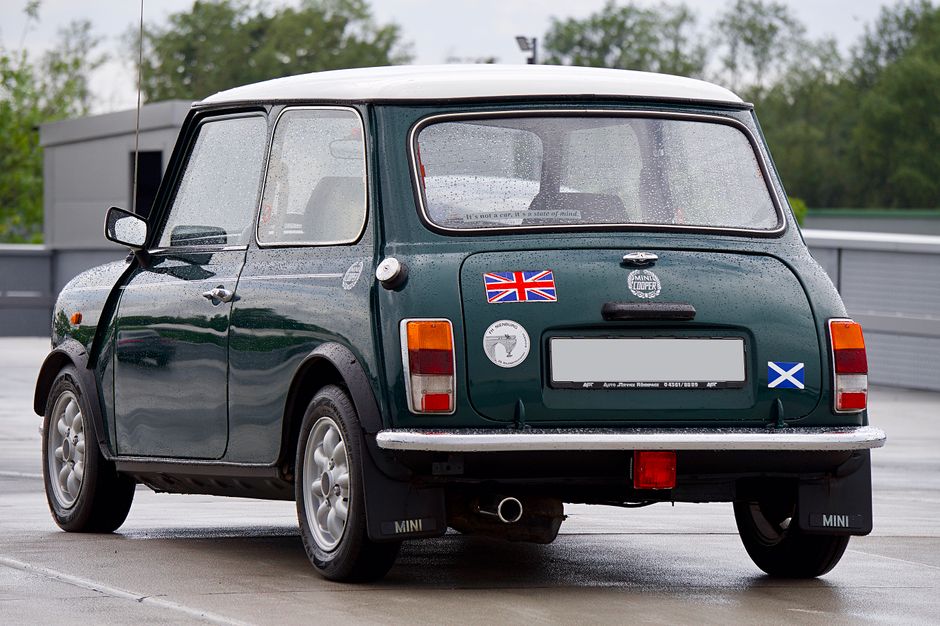Aufkleber mit Deutschlandflagge auf der Heckscheibe eines Autos