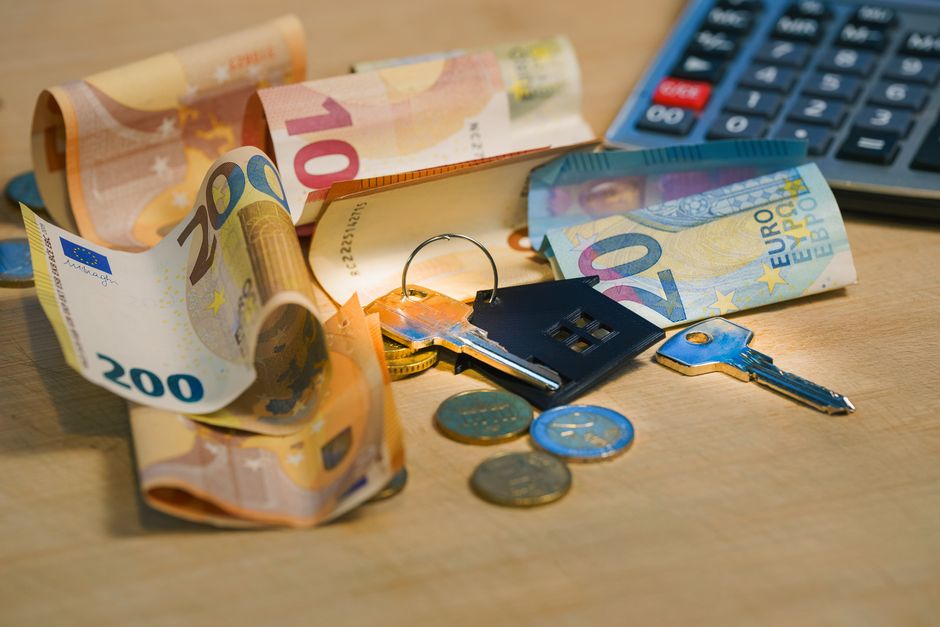 Euro-Scheine und Münzen neben einem Kassenbon auf einem Küchentisch