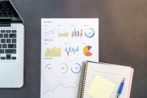 Statistikbericht mit Diagrammen und Tabellen auf einem Schreibtisch