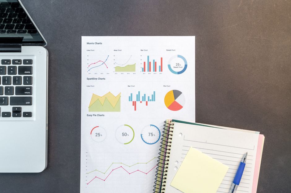 Statistikbericht mit Diagrammen und Tabellen auf einem Schreibtisch